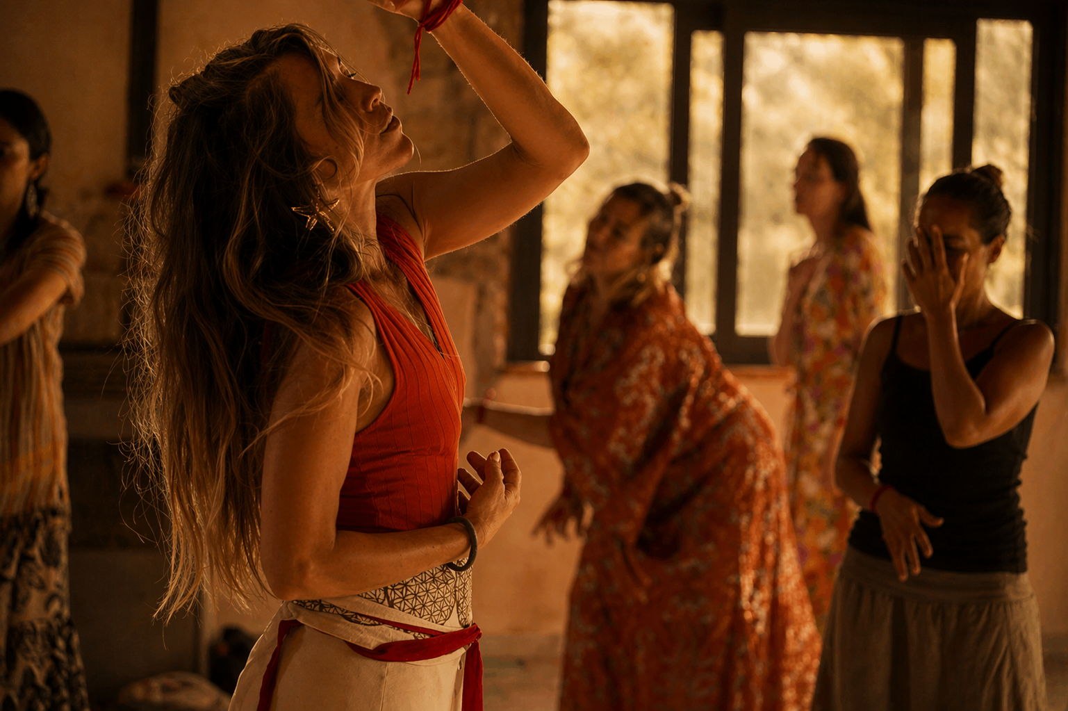 Núria Peguera danzando con los ojos cerrados durante una sesión de Danza Útera®